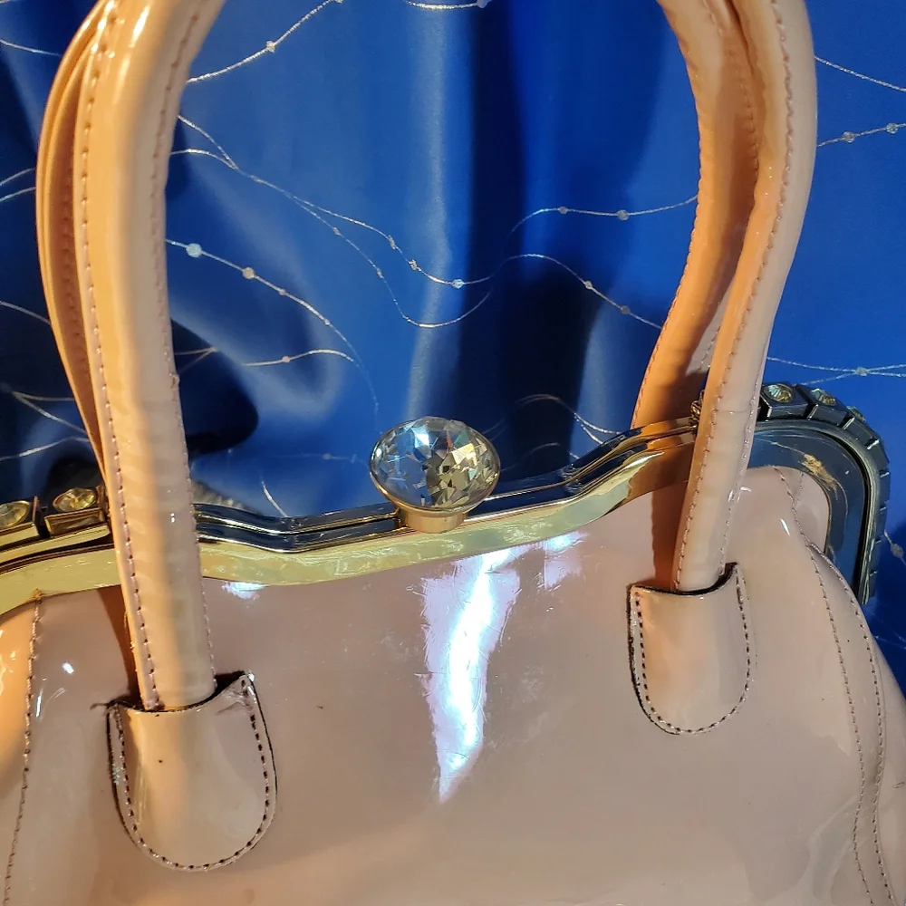 Elegant Handbag with a Vintage-Syle Metal Frame and a Crystal Closure - Picture 13 of 13